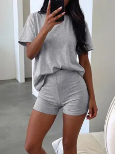 Graues, kurzes Freizeitoberteil und Shorts Set Detailansicht, bequeme Sommerkleidung.