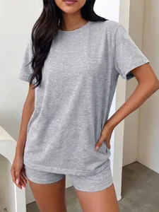 Detailaufnahme des lässigen grauen Damen T-Shirts mit kurzen Ärmeln und passenden Biker Shorts.