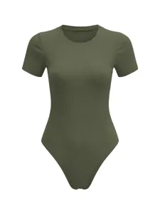 Détail de bodysuit côtelé à manches courtes et col rond, vert armée basique et élégant.
