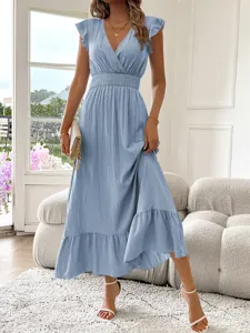 Detalle de vestido largo azul claro de verano, cuello en V y dobladillo con volante.