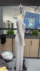 Λεπτομέρεια πλεkτού σετ loungewear μακρυμάνικο τοπ και παντελόνι μονόχρωμο για φθινόπωρο.