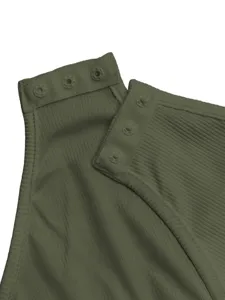 Détail de tissu côtelé vert armée de l'épaule de body pour femme avec boutons-pression.