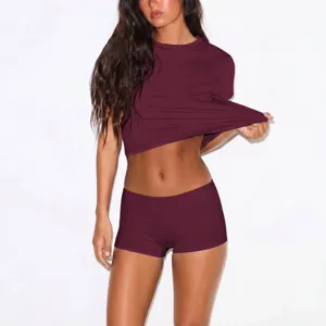 Ensemble haut t-shirt col rond manches courtes et short de sport moulant pour femme