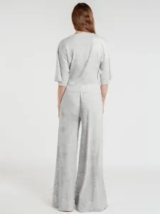 Πίσω όψη γυναικείου γκρι πλεκτού σετ loungewear με χαλαρή γραμμή και άνετη εφαρμογή.