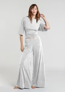 Λεπτομέρεια από γκρι βελούδινο σετ loungewear που δείχνει την πολύ απαλή υφή.