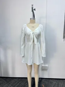 Mujer vestido corto blanco manga larga cuello V con lazo estilo elegante casual