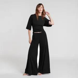 Κομψό μαύρο ριμπ σετ loungewear για γυναίκες, με τοπ με κοντά μανίκια και φαρδύ παντελόνι.