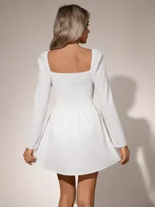 Vista detallada de vestido corto blanco de manga larga para mujer con cuello cuadrado y fruncido.