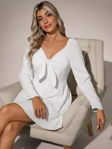 Vestido blanco de mujer manga larga cuello V con lazo frontal para un estilo elegante.