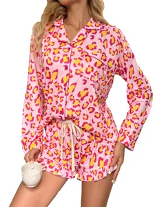 Roze panterprint pyjama detail, comfortabele top met lange mouwen en ruffle short.