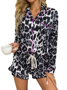 Dames luipaard print pyjama set lange mouwen met roze bies en comfortabele korte broek.