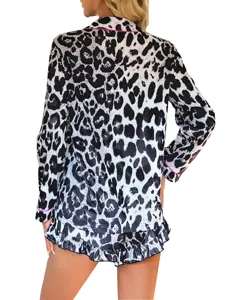 Luipaardprint pyjamaset met lange mouwen, short en stijlvolle volants voor comfortabel dragen.