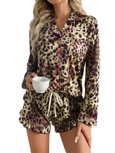 Dames pyjama set met lange mouwen en korte broek in luipaardprint, stijlvolle loungewear.