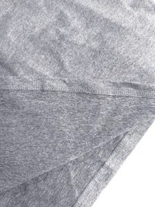 Nahaufnahme von grauem Sportbekleidungsstoff mit sauberen und robusten Nähnähten.