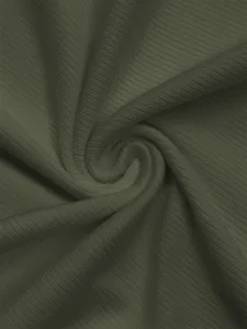 Détail en gros plan de la texture en tricot côtelé vert armée, matière souple et extensible.