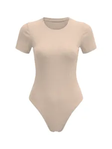 Vue en gros plan détaillée de la texture côtelée et de l'encolure de ce body uni.