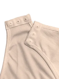 Détail de body pour femme en tricot côtelé, haut slim décontracté et extensible beige.