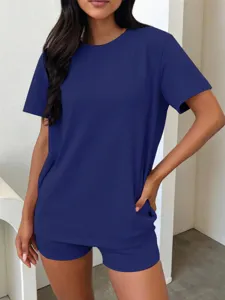 Nahaufnahme des lässigen kurzärmeligen T-Shirts und der schmalen Shorts im Set.