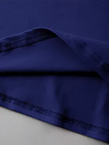 Nahaufnahme des dunkelblauen Kleidungsstücks mit sauberen Nähten und feiner Texturverarbeitung.