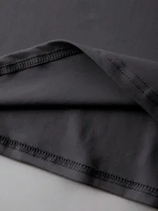 Nahaufnahme des leichten Sommersportbekleidungsstoffes mit sauberen Naehten und Textur.