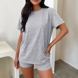 Lässiges Damen Lounge-Set mit bequemem Kurzarm-T-Shirt und passenden Shorts für den Sommer.