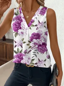 Gedetailleerde close-up van de elegante florale digitale print V-hals casual vesttop.