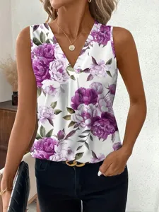 Close-up detail van de dames paarse bloemen v-hals mouwloze top met digitale print.