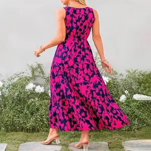 Vista detallada del vestido largo floral sin mangas en un jardín, diseño por niveles.