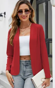Vista dettagliata del blazer cardigan rosso senza colletto ed elegante, perfetto per outfit chic.