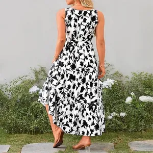 Vista detallada del vestido largo sin mangas blanco y negro con estampado floral y cuello V.