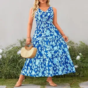 Presentación de modelo en exterior con detalles de vestido maxi escalonado floral azul.