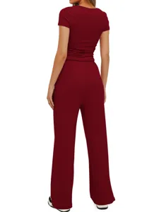 Vue arrière du haut décontracté uni rouge vin à manches courtes et du pantalon large.