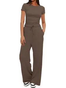 Ensemble de survêtement marron uni avec top à manches courtes et pantalon large détail.