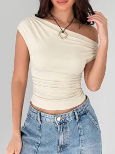 Dettaglio ravvicinato del top estivo da donna a costine con design monospalla aderente.