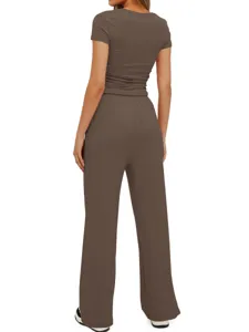 Ensemble deux pièces uni et décontracté avec haut à manches courtes et pantalon large.