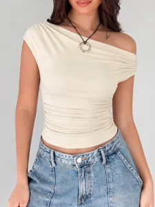 Vista dettagliata del top a coste beige monospalla da donna, elegante maglietta estiva casual.