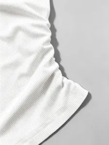 Primo piano della texture del tessuto in maglia a costine bianche, con linee sottili.