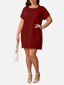 Primer plano del vestido casual de talla grande rojo oscuro con mangas cortas y cuello redondo.