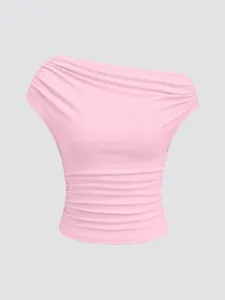 Dettaglio top rosa monospalla in maglia a coste, vestibilità slim, stile casual chic.