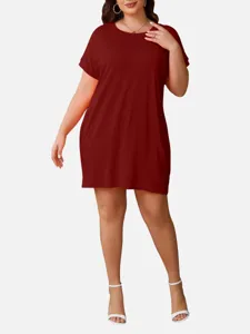 Detalle de vestido casual holgado de manga corta talla grande con cuello redondo cómodo tela.