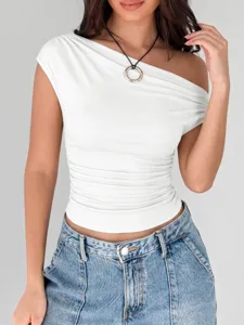 Vista dettagliata di un elegante top bianco monospalla da donna con collana e jeans.