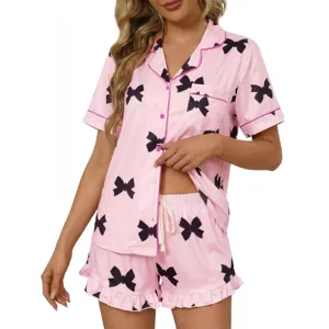 Completo pigiama rosa carino con stampa fiocco per donna, camicia a maniche corte e pantaloncini.