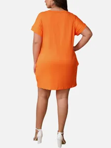 Vista trasera del vestido holgado naranja de talla grande con mangas cortas, cómodo.