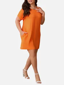 Primer plano que muestra el cómodo cuello redondo y mangas cortas del vestido naranja.