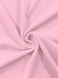 Primo piano di tessuto a coste rosa, trama morbida ed elastica per capi di abbigliamento.