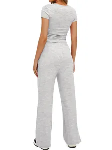 Ensemble de loisirs uni avec haut à manches courtes et pantalon ample à taille haute.
