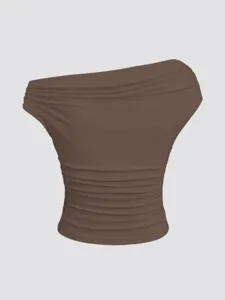 Primo piano del top asimmetrico a costine marrone, tessuto elasticizzato Y2K con arricciature.