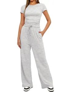 Ensemble de loungewear uni et décontracté avec top à manches courtes et pantalon large.