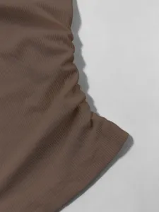 Primo piano dettagliato del tessuto in maglia a costine marrone, consistenza e qualità.