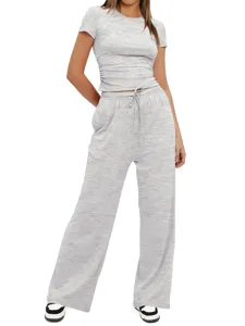 Détail ensemble deux pièces gris style décontracté, tissu doux, crop top et pantalon large.